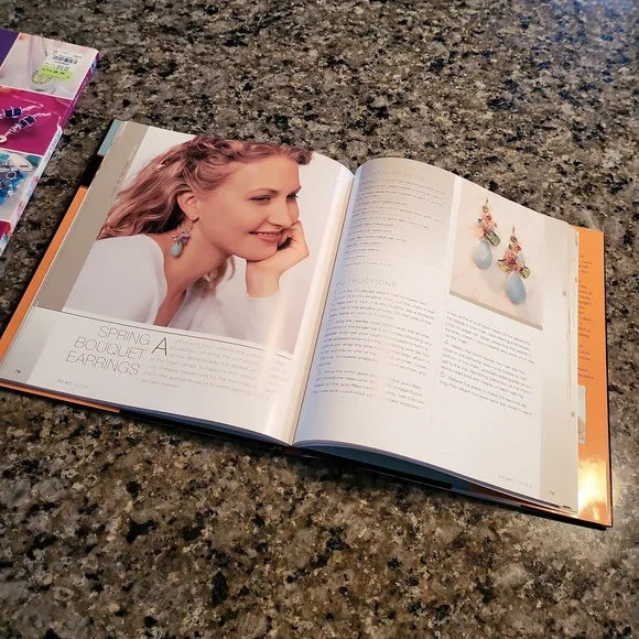 SOLD - 3/$25 ✨️ Set of 2 Beaded Jewelry Books - Picture 10 of 13